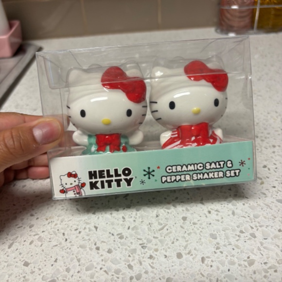 Hello Kitty Salt & Pepper Shaker Set - Picture 2 of 5